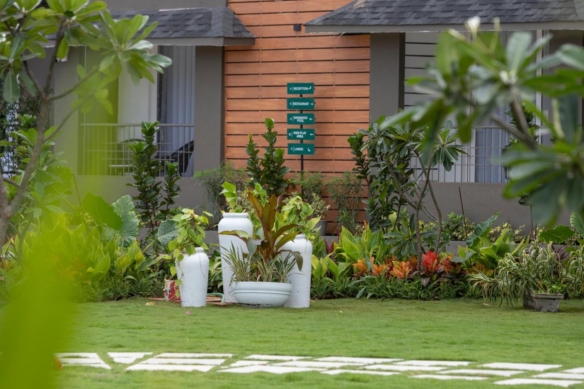 Stone Wood Hotel Amboli Amboli  Exteriör bild