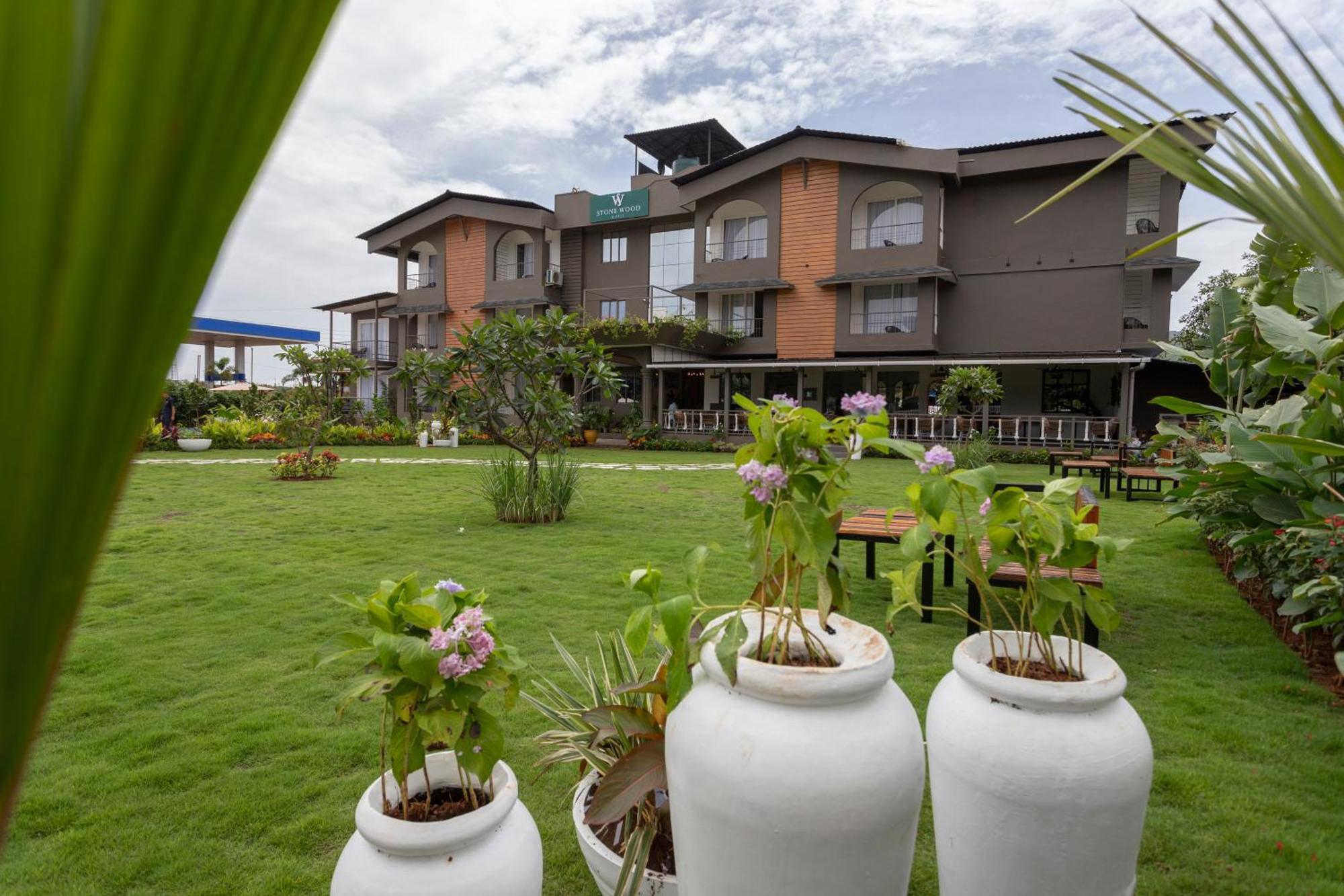 Stone Wood Hotel Amboli Amboli  Exteriör bild