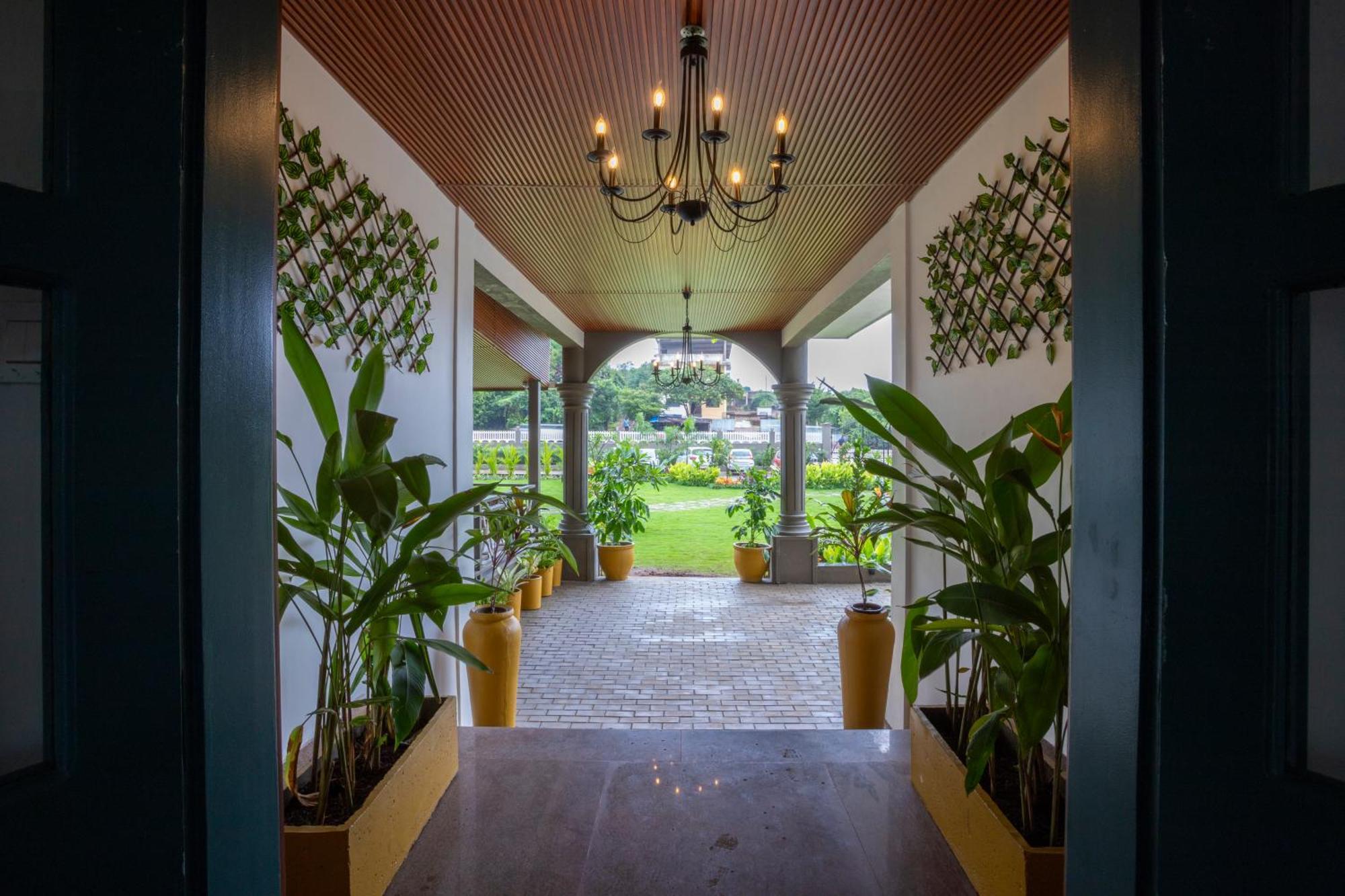 Stone Wood Hotel Amboli Amboli  Exteriör bild