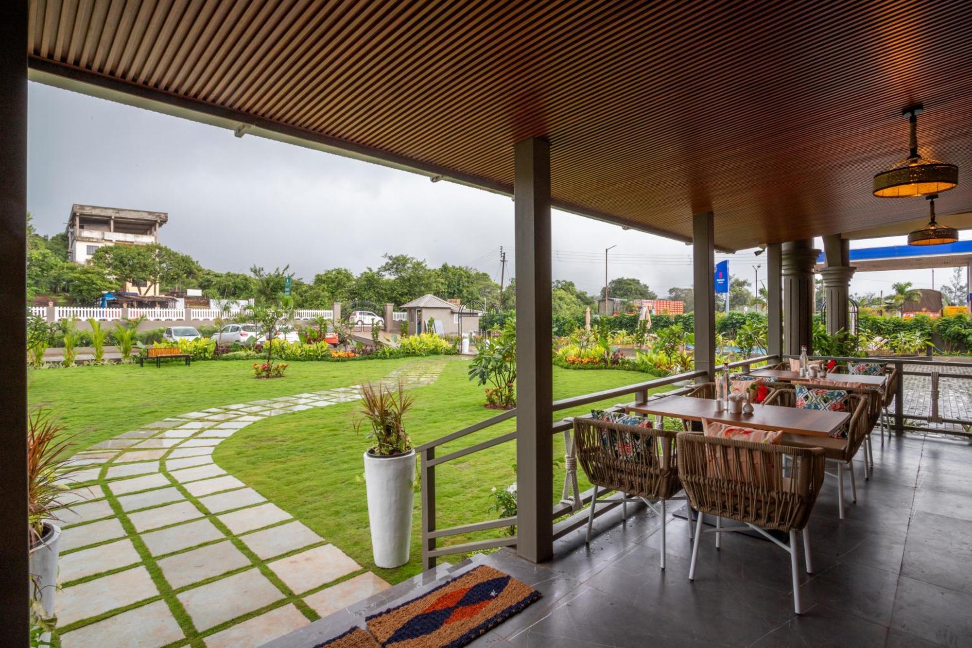 Stone Wood Hotel Amboli Amboli  Exteriör bild